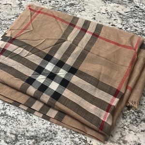 Light Burberry traditional scarf